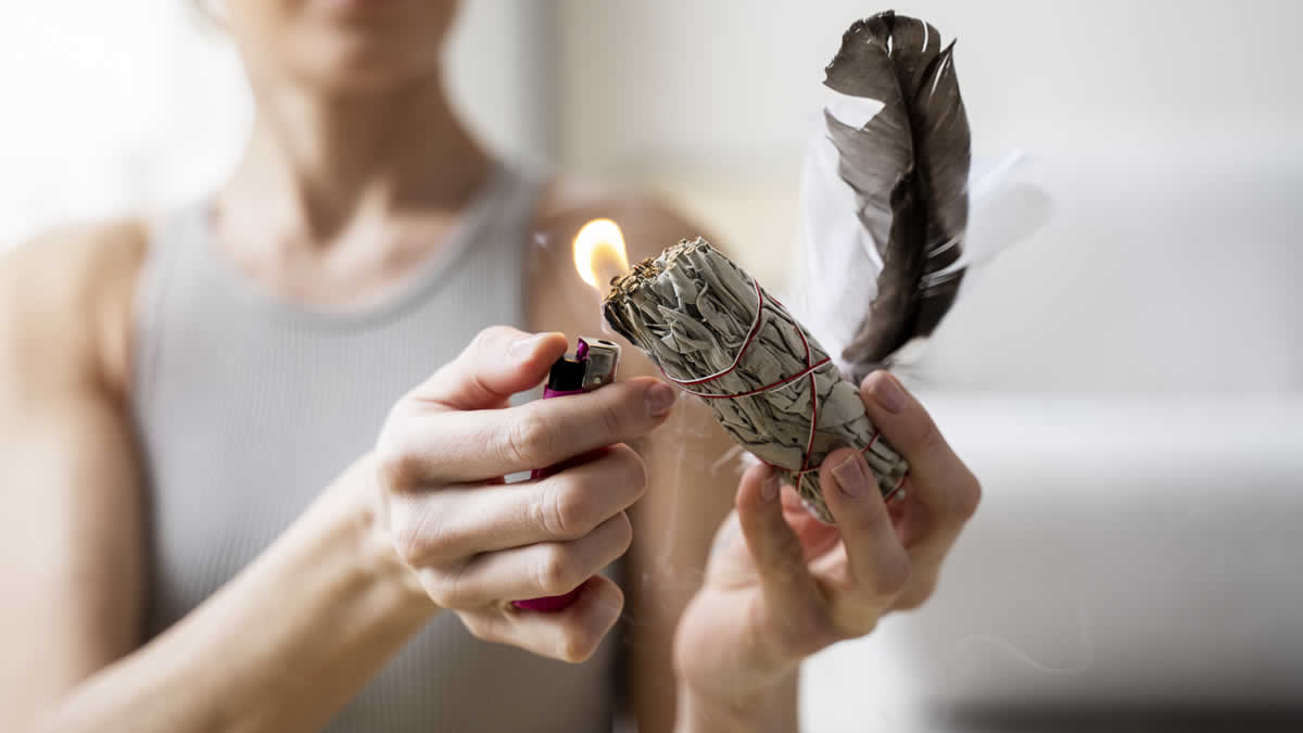 Purifica tus espacios con salvia: El ritual esencial del sahumado